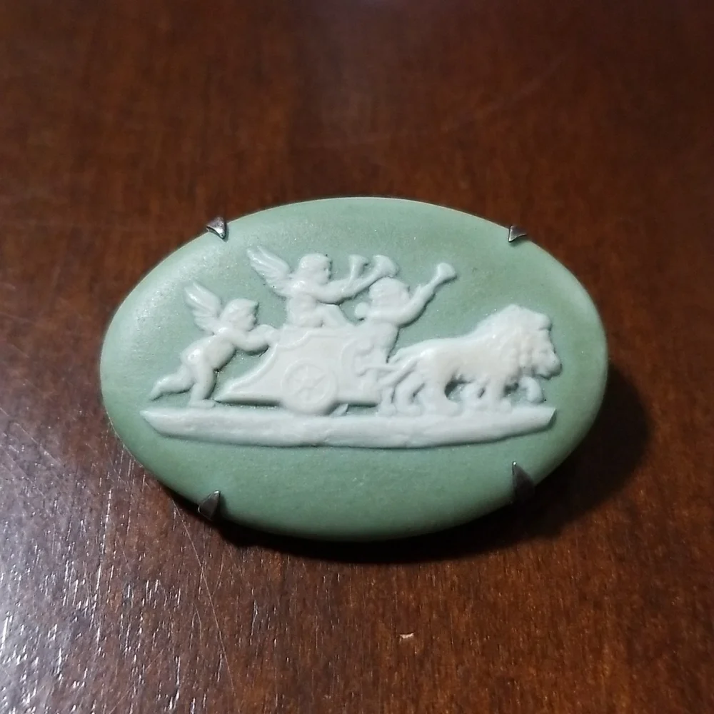 Wedgwood Antique Jasperware Dip Green Brooch - Picture 2 of 9